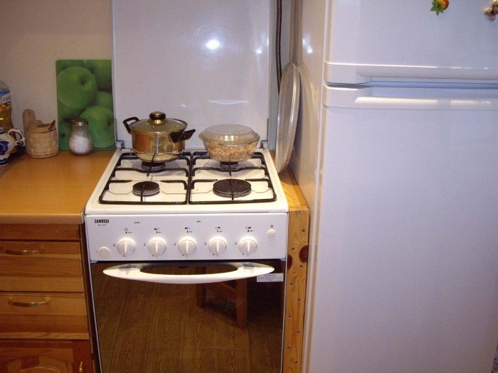 Плита рядом с холодильником