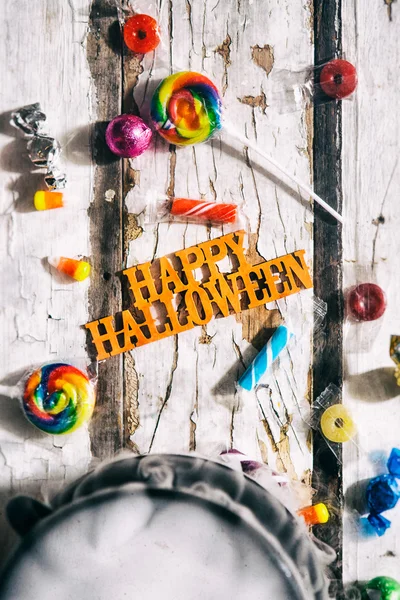 Хэллоуин: Счастливый Хэллоуин сообщение с конфеты и волшебное зелье — стоковое фото
