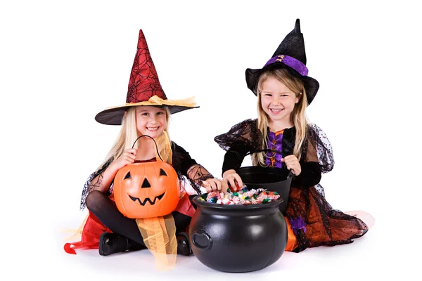 Хэллоуин: девочки готовы захватить Хэллоуин конфеты — стоковое фото
