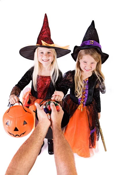 Хэллоуин: девочки получают Хэллоуин лечит от анонимных взрослого — стоковое фото