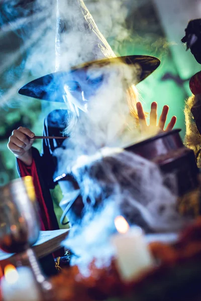 Молодая ведьма приготовления с магии — стоковое фото