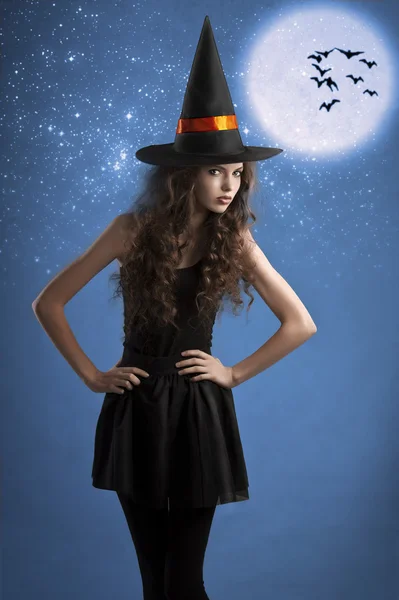 Сладкий Хэллоуин ведьмы, позируя под звездами — стоковое фото