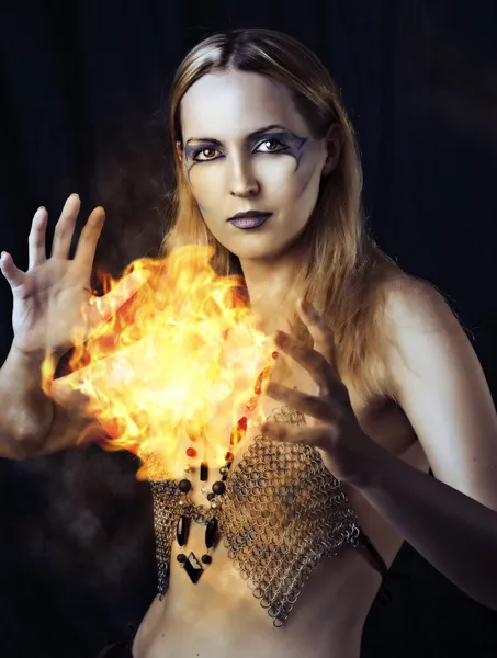 Опасная женщина - ведьма с шаром огня — стоковое фото