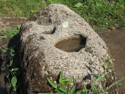 Камень со следом Богородицы Фото с сайта poezhaika.ru