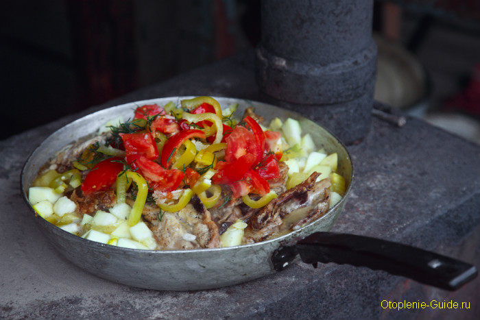 Блюдо «Тушёная курица с овощами», приготовленное в алюминиевой сковороде на «Буржуйке».