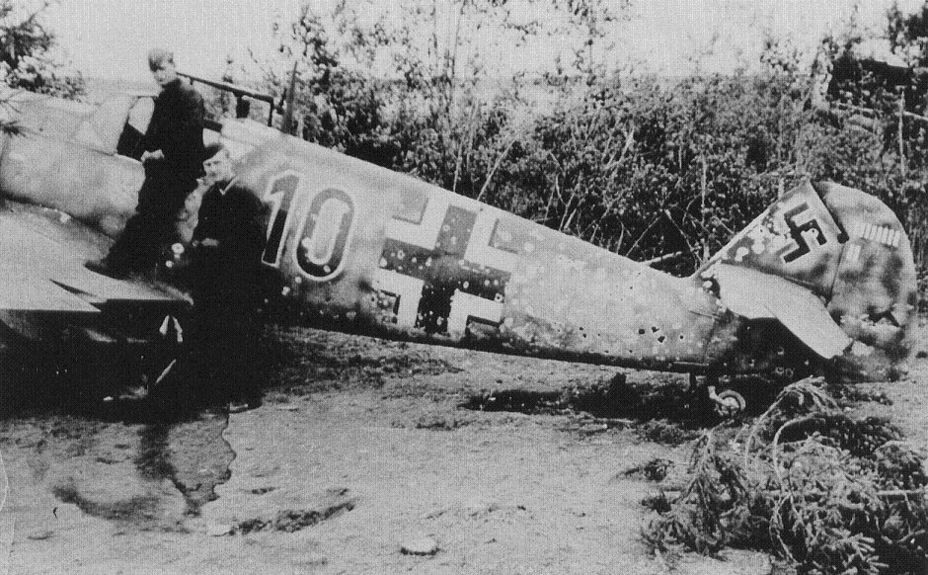 ​Bf 109F-2 W.Nr.6692 «Чёрная 10» с 10 отметками побед. 27 октября 1941 года самолёт получил серьёзные повреждения в результате атаки аэродрома Сиверская советскими бомбардировщиками. К этому дню в 2./JG 54 было три лётчика, имевших 10 побед на счету, включая Киттеля – возможно, это именно его истребитель. - «Тьма опустилась над Курляндским котлом…» | Военно-исторический портал Warspot.ru