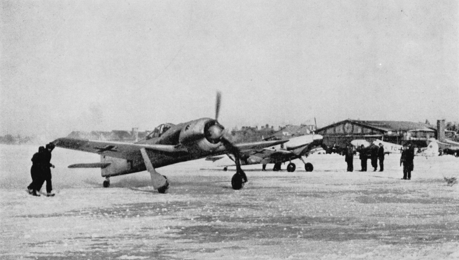 ​Самолёты I./JG 54, Красногвардейск, январь-февраль 1943 года. На переднем плане Fw 190A-4, за ним Bf 109G-2. - «Тьма опустилась над Курляндским котлом…» | Военно-исторический портал Warspot.ru