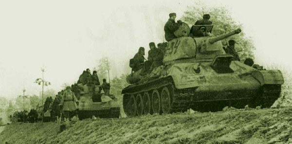 Русские танки Т-34-76 на марше