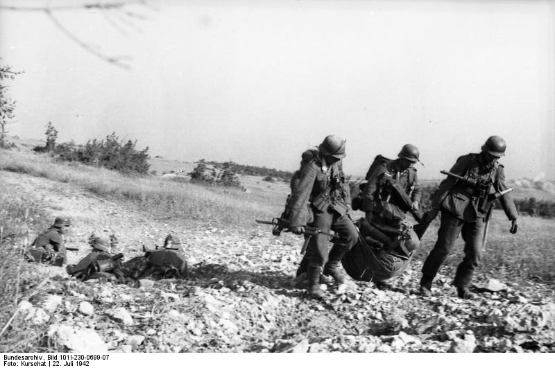 Bundesarchiv_Bild_101I-230-0699-07,_Russland,_Transport_eines_Verwundeten