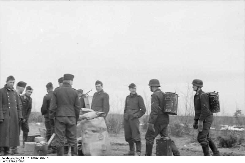 Bundesarchiv_Bild_101I-394-1497-10,_Russland,_Luftwaffensoldaten_bei_Essensausgabe